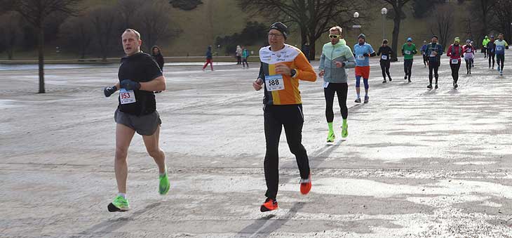 Winterlaufserie München 2022 Teil 3: Lauf über 20 km und Faschingslauf über 10 km am 05.01.2022 im Olympiapark, München (©Foto: Martin Schmitz)